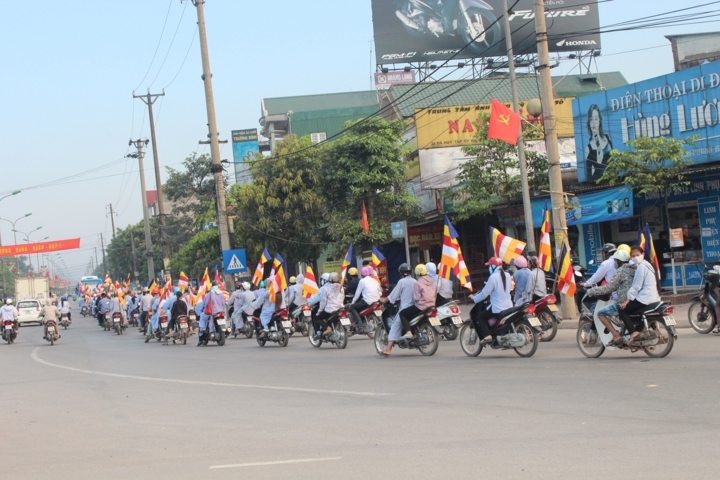 Hà Tĩnh: Chùa Giai Lam tưng bừng diễu hành cờ hoa mừng Phật đản PL: 2556