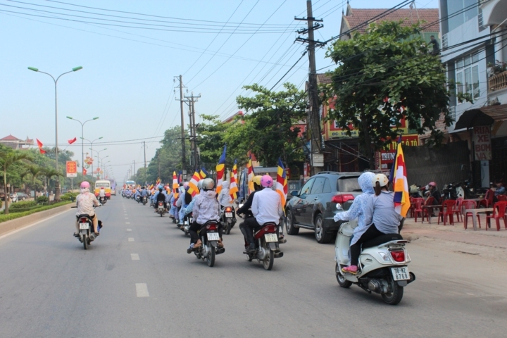 Hà Tĩnh: Chùa Giai Lam tưng bừng diễu hành cờ hoa mừng Phật đản PL: 2556