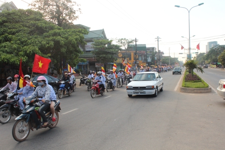 Hà Tĩnh: Chùa Giai Lam tưng bừng diễu hành cờ hoa mừng Phật đản PL: 2556