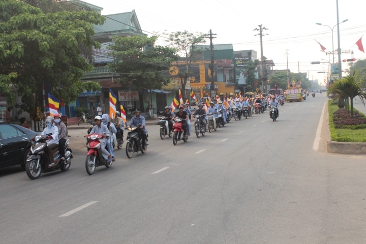 Hà Tĩnh: Chùa Giai Lam tưng bừng diễu hành cờ hoa mừng Phật đản PL: 2556