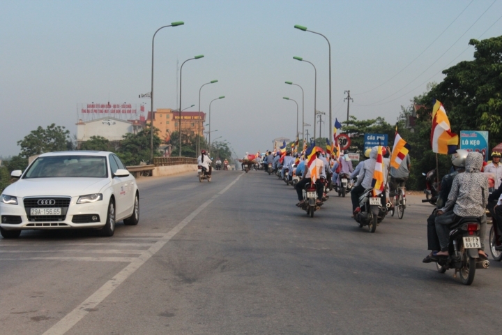 Hà Tĩnh: Chùa Giai Lam tưng bừng diễu hành cờ hoa mừng Phật đản PL: 2556