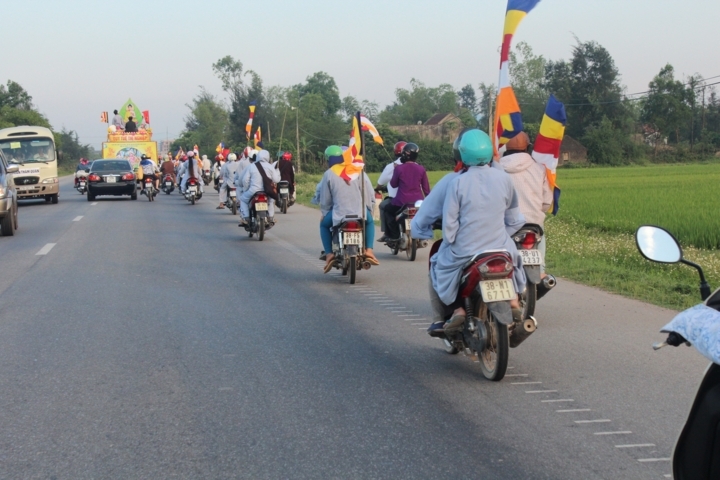 Hà Tĩnh: Chùa Giai Lam tưng bừng diễu hành cờ hoa mừng Phật đản PL: 2556