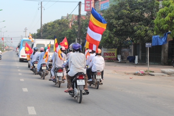 Hà Tĩnh: Chùa Giai Lam tưng bừng diễu hành cờ hoa mừng Phật đản PL: 2556