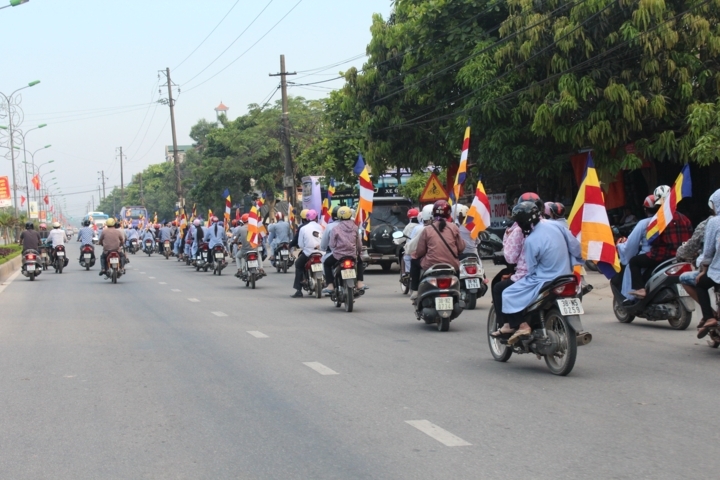 Hà Tĩnh: Chùa Giai Lam tưng bừng diễu hành cờ hoa mừng Phật đản PL: 2556