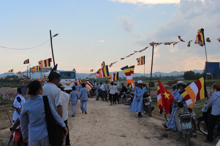 Hà Tĩnh: Chùa Giai Lam tưng bừng diễu hành cờ hoa mừng Phật đản PL: 2556