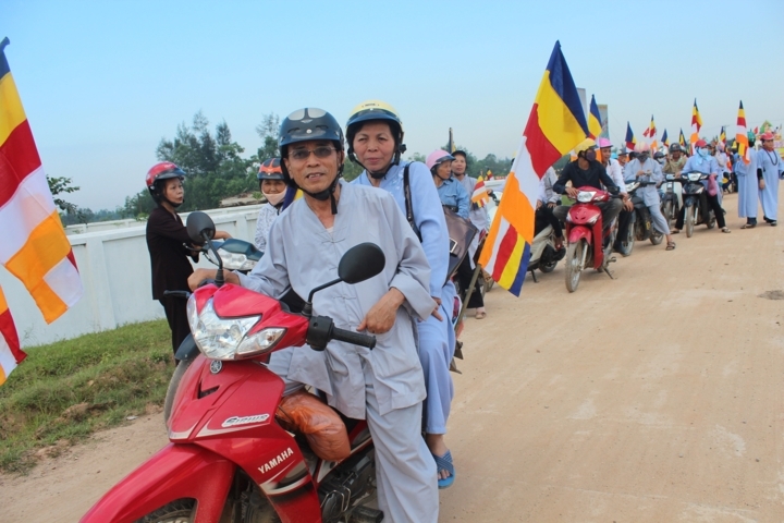 Hà Tĩnh: Chùa Giai Lam tưng bừng diễu hành cờ hoa mừng Phật đản PL: 2556