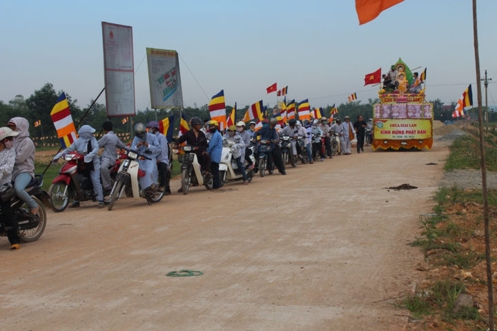 Hà Tĩnh: Chùa Giai Lam tưng bừng diễu hành cờ hoa mừng Phật đản PL: 2556