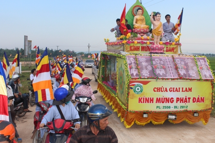 Hà Tĩnh: Chùa Giai Lam tưng bừng diễu hành cờ hoa mừng Phật đản PL: 2556