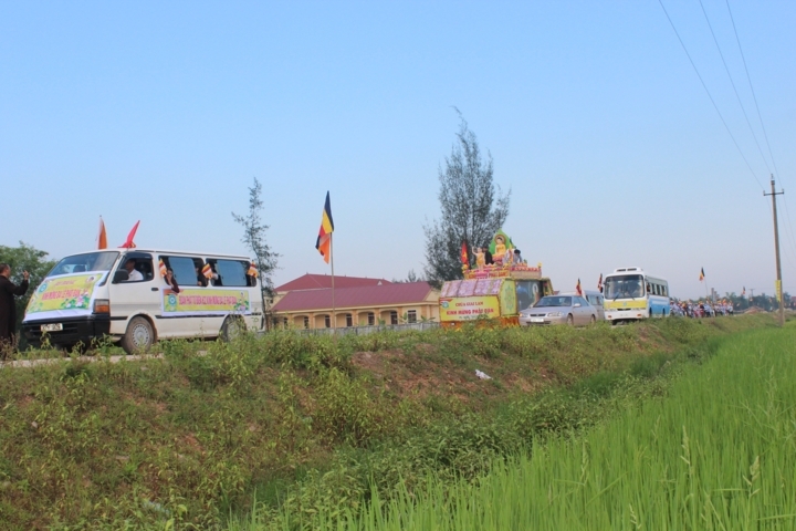 Hà Tĩnh: Chùa Giai Lam tưng bừng diễu hành cờ hoa mừng Phật đản PL: 2556