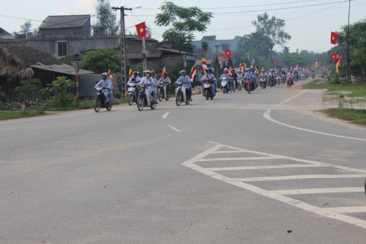 Hà Tĩnh: Chùa Giai Lam tưng bừng diễu hành cờ hoa mừng Phật đản PL: 2556