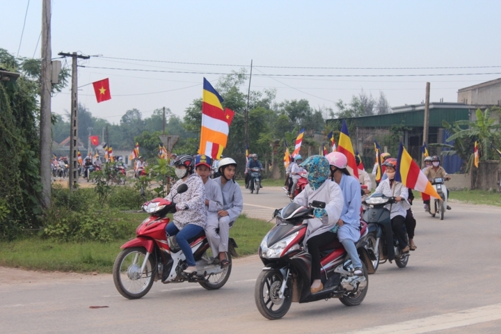 Hà Tĩnh: Chùa Giai Lam tưng bừng diễu hành cờ hoa mừng Phật đản PL: 2556