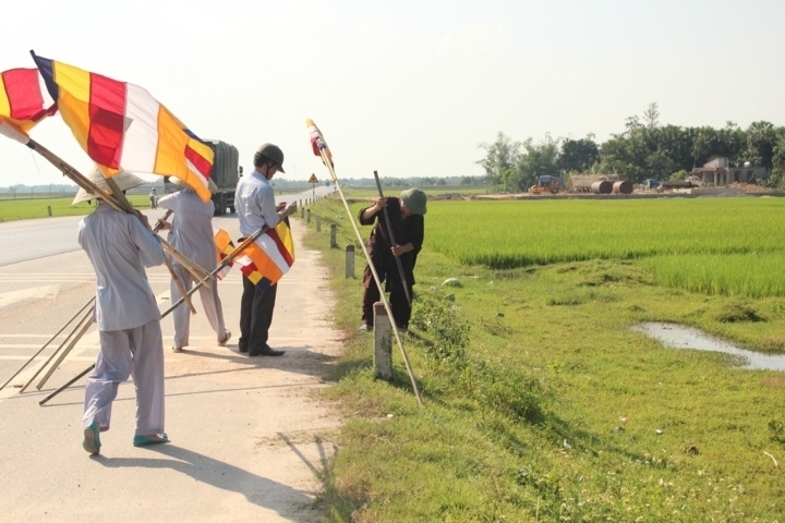 Hà Tĩnh: Chùa Giai Lam tưng bừng diễu hành cờ hoa mừng Phật đản PL: 2556