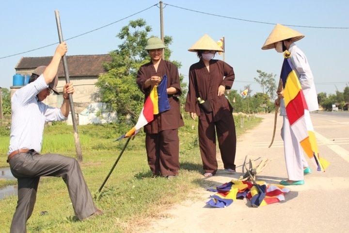 Hà Tĩnh: Chùa Giai Lam tưng bừng diễu hành cờ hoa mừng Phật đản PL: 2556