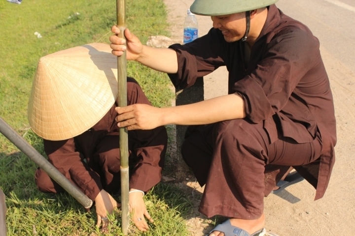 Hà Tĩnh: Chùa Giai Lam tưng bừng diễu hành cờ hoa mừng Phật đản PL: 2556