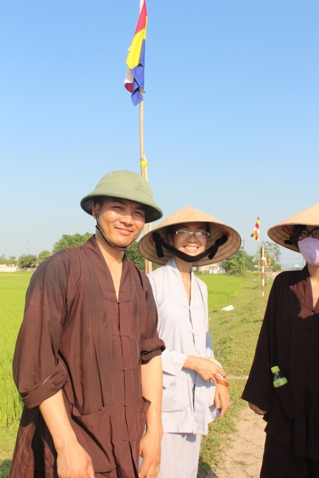 Hà Tĩnh: Chùa Giai Lam tưng bừng diễu hành cờ hoa mừng Phật đản PL: 2556