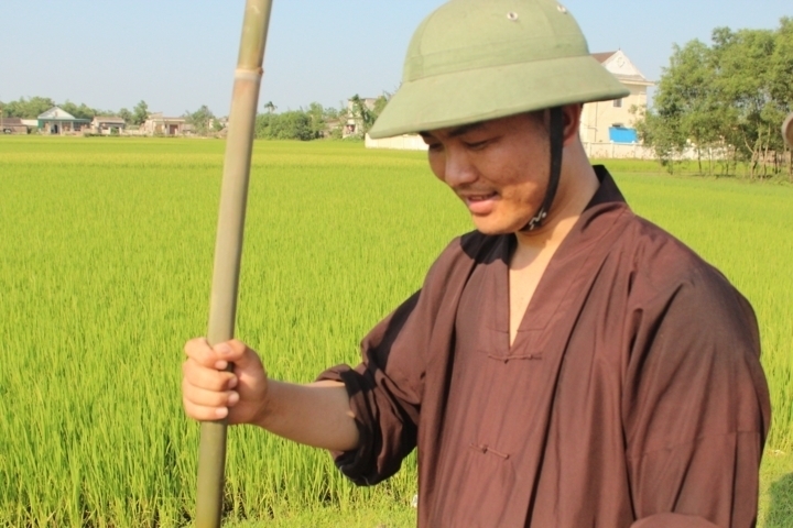 Hà Tĩnh: Chùa Giai Lam tưng bừng diễu hành cờ hoa mừng Phật đản PL: 2556