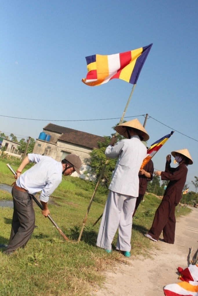 Hà Tĩnh: Chùa Giai Lam tưng bừng diễu hành cờ hoa mừng Phật đản PL: 2556