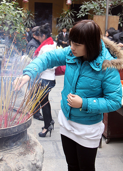 Giới trẻ lên chùa ngày mùng 1 Tết