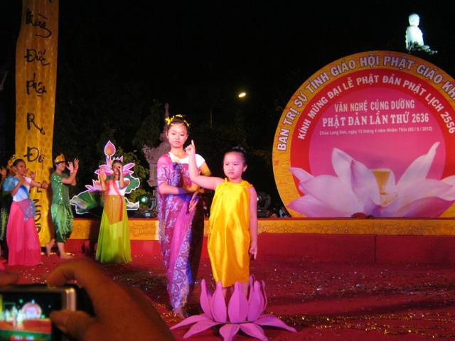 Khánh Hòa: Đêm Văn nghệ hát mừng Đại lễ Phật đản PL.2556