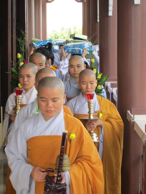 Long An: Lễ Tạ Pháp và Dâng Y tại hạ trường Hòa Bình