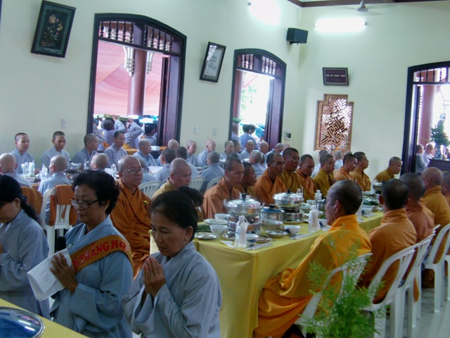 Long An: Lễ Tạ Pháp và Dâng Y tại hạ trường Hòa Bình