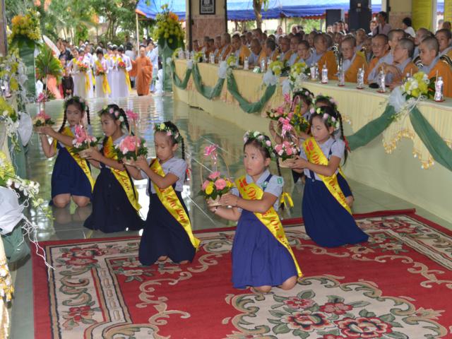 Bình Dương: Lễ tạ pháp - dâng y tại Tây Thiên tự