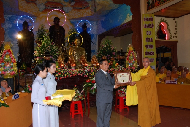 Bộ tượng Tây Phương Tam Thánh bằng gỗ dâu lớn nhất Việt Nam