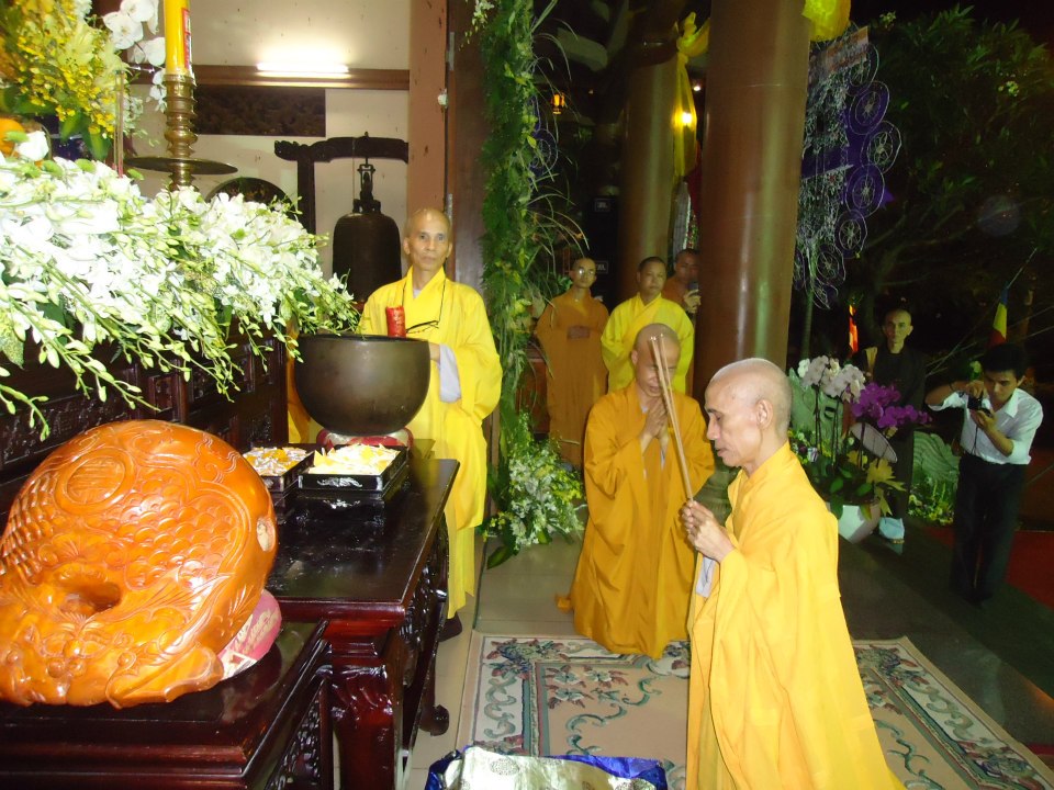 Hòa thượng Tuệ Sỹ viếng giác linh trưởng lão hòa thượng Thích Minh Châu