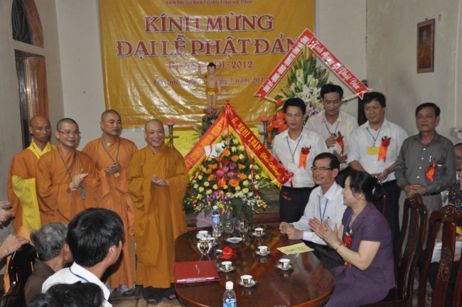 Hà Tĩnh: Hơn 10.000 người tham dự đêm hoa đăng mừng Phật đản