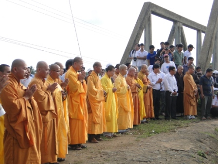 Phật Giáo Đak Lak Làm Lễ Khai Kinh Triệu Hồn Tại Cầu Sêrrepok