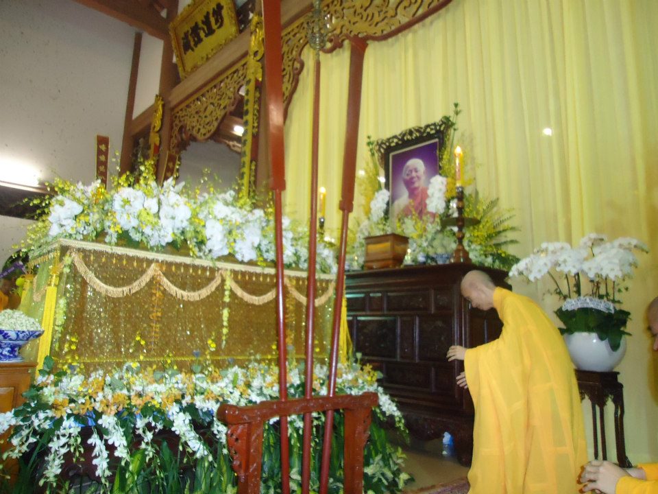 Hòa thượng Tuệ Sỹ viếng giác linh trưởng lão hòa thượng Thích Minh Châu
