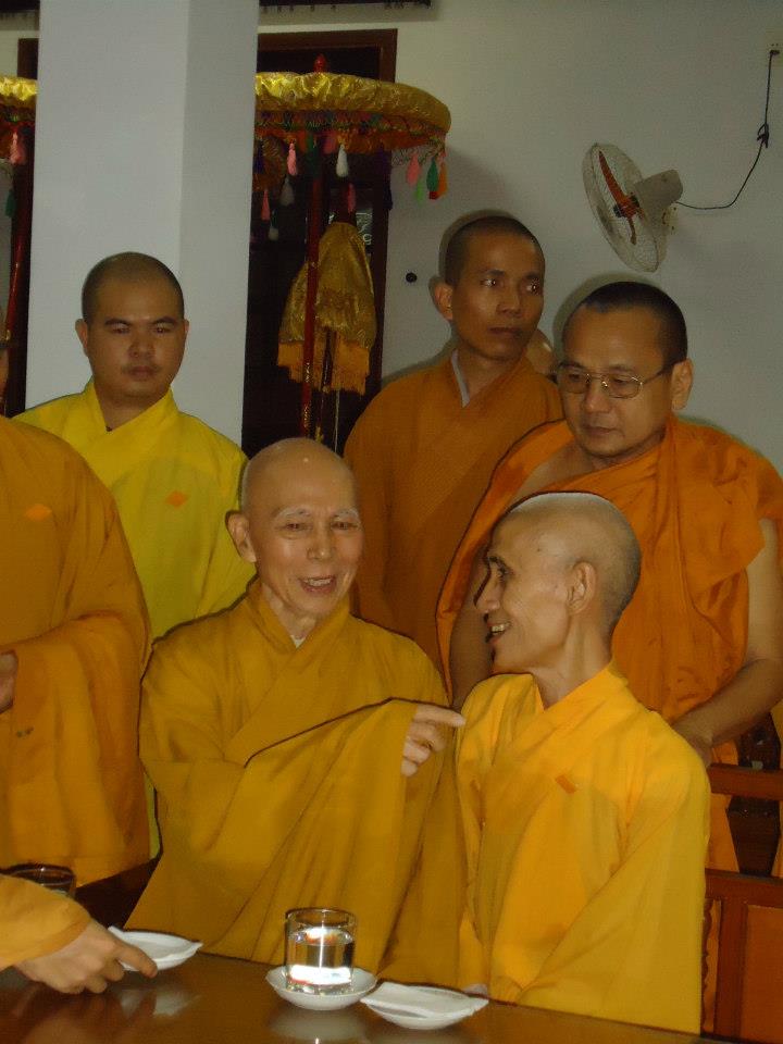 Hòa thượng Tuệ Sỹ viếng giác linh trưởng lão hòa thượng Thích Minh Châu