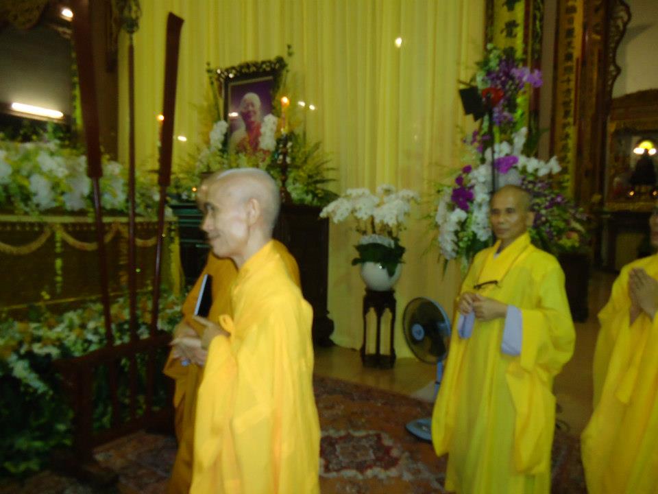 Hòa thượng Tuệ Sỹ viếng giác linh trưởng lão hòa thượng Thích Minh Châu