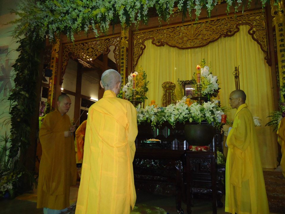 Hòa thượng Tuệ Sỹ viếng giác linh trưởng lão hòa thượng Thích Minh Châu