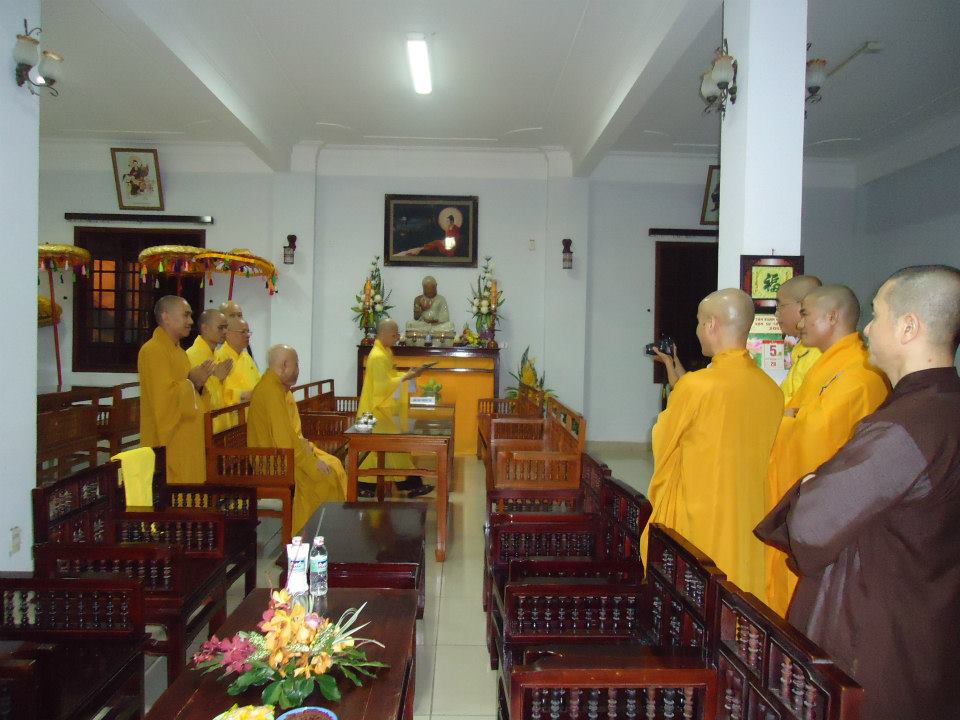 Hòa thượng Tuệ Sỹ viếng giác linh trưởng lão hòa thượng Thích Minh Châu