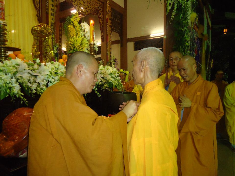 Hòa thượng Tuệ Sỹ viếng giác linh trưởng lão hòa thượng Thích Minh Châu