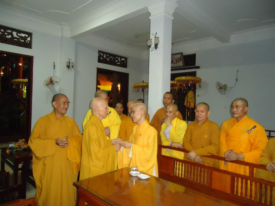 Hòa thượng Tuệ Sỹ viếng giác linh trưởng lão hòa thượng Thích Minh Châu