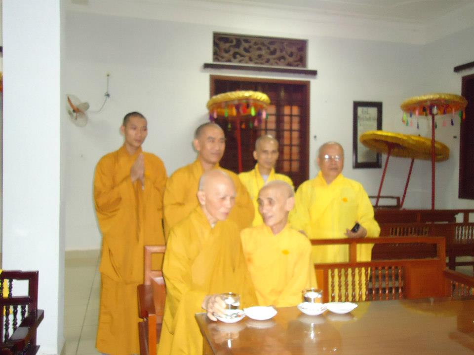 Hòa thượng Tuệ Sỹ viếng giác linh trưởng lão hòa thượng Thích Minh Châu