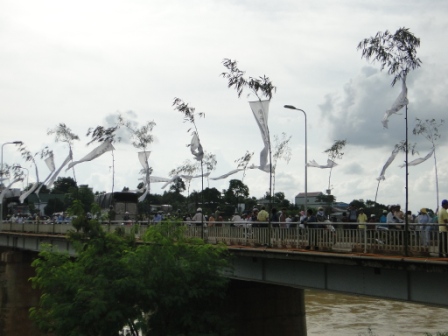 Phật Giáo Đak Lak Làm Lễ Khai Kinh Triệu Hồn Tại Cầu Sêrrepok