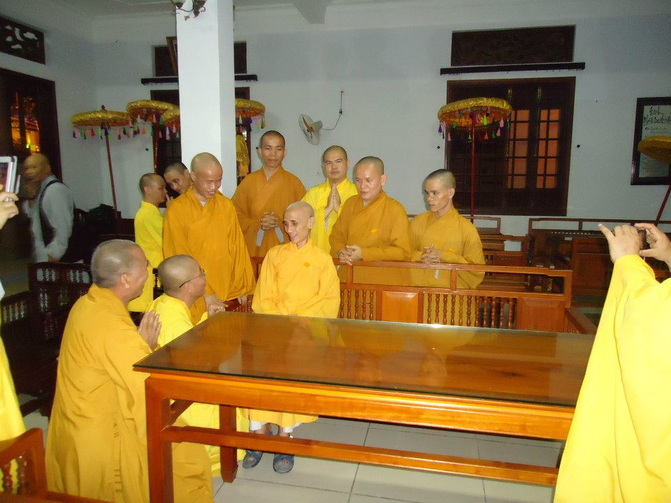 Hòa thượng Tuệ Sỹ viếng giác linh trưởng lão hòa thượng Thích Minh Châu