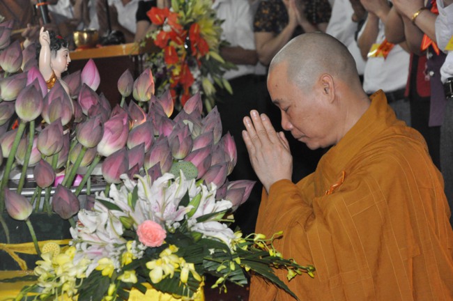 Hà Tĩnh: Hơn 10.000 người tham dự đêm hoa đăng mừng Phật đản