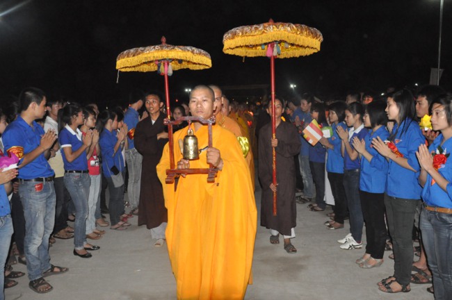 Hà Tĩnh: Hơn 10.000 người tham dự đêm hoa đăng mừng Phật đản