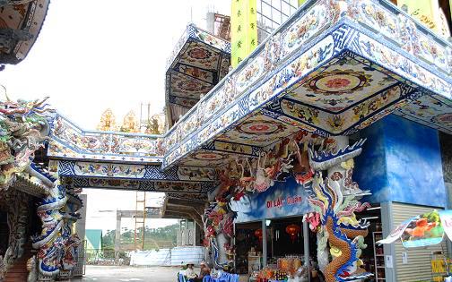 Độc đáo kiến trúc chùa &#039;ve chai&#039;