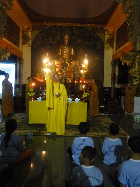 Khóa tu Thiện Tài Đồng Tử III: trầm lắng và cảm động đêm thắp nến tri ân