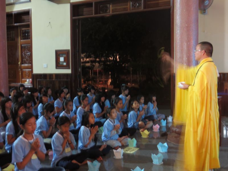 Khóa tu Thiện Tài Đồng Tử III: trầm lắng và cảm động đêm thắp nến tri ân