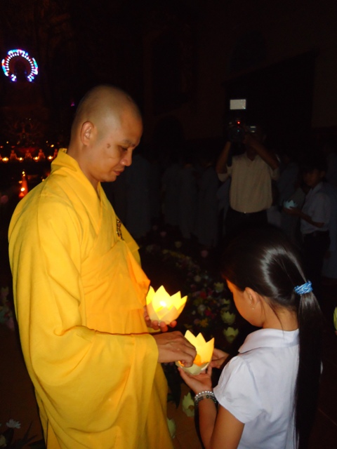 Hàng ngàn ngọn nến thắp sáng đêm Tri Ân &amp; Báo Ân