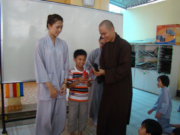Hoằng Pháp Trẻ: Khai giảng lớp giáo lý thanh thiếu niên chùa Thiên Chánh, Q. Tân Phú