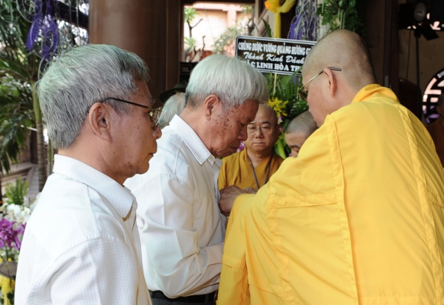 Chùm ảnh: Các đoàn viếng tang lễ HT. Thích Minh Châu - Sáng 05/09/2012 - Phần 2