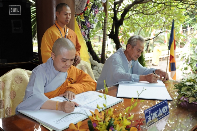 Chùm ảnh: Các đoàn viếng tang lễ HT. Thích Minh Châu - Sáng 05/09/2012 - Phần 2