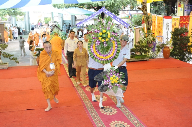 Chùm ảnh: Các đoàn viếng tang lễ HT. Thích Minh Châu - Sáng 05/09/2012 - Phần 2